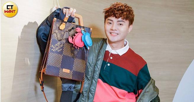 许富凯接受搜包专访，介绍随身携带的好物。（图／赵文彬摄）