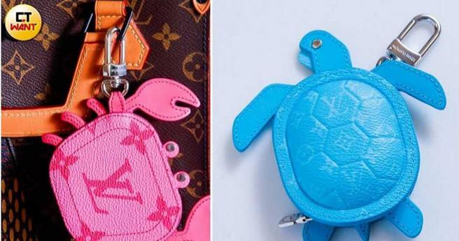 包包上的乌龟是王彩桦送的礼物，许富凯再买了同牌的螃蟹来搭配。（图／赵文彬摄）