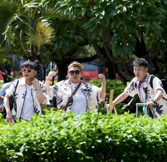 许富凯与王彩桦、林美秀主持《瓜田冠军的诞生》，获得姊姐们满满的爱。（图／翻摄自许富凯IG）