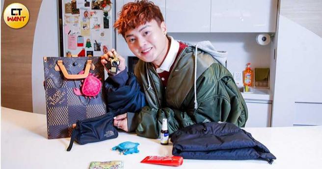 前辈送给许富凯金马奖悠游卡，祝福他集满三金。（图／赵文彬摄）