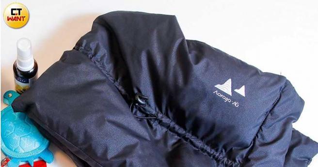 身为歌手，许富凯一定随身携带保护喉咙的围脖及蜂胶。（图／赵文彬摄）