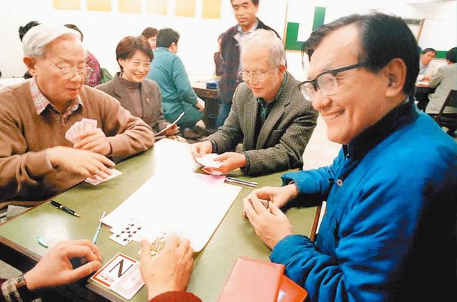 热爱桥牌的张忠谋，曾与沈君山搭檔参加比赛。（图／报系资料照）