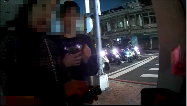 母女品尝美食却遇到「窘境」，暖心女警助解燃眉之急。（翻摄画面）