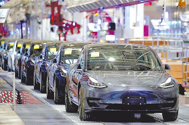 大陆新能源车发展近年缴出亮眼成绩单的同时，随之而来的则是产业过度竞争失序、利润下滑的「负作用」。（路透）