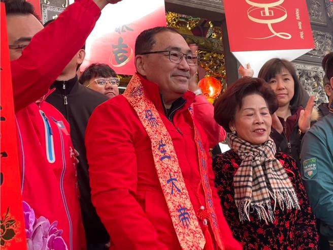 农历大年初一上午，新北市长侯友宜穿着一身喜气的红外套到板桥、树林参拜祈福。（高钧麟摄）