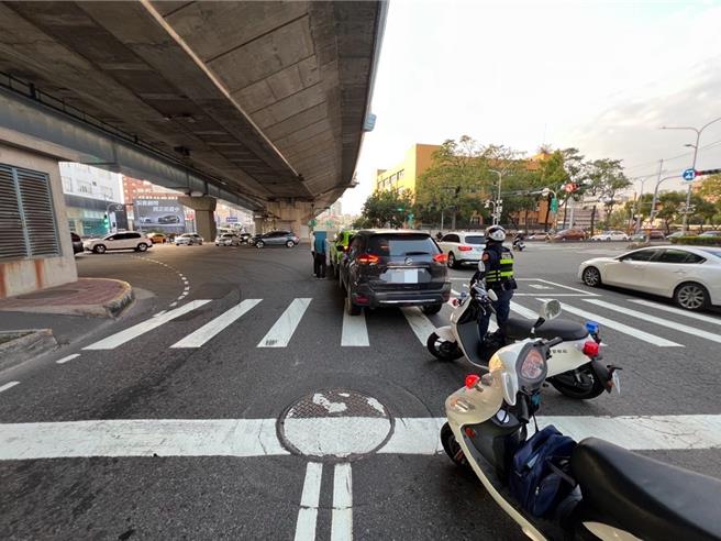 蓝宝坚尼千万休旅车遭撞事件发生在高雄市交通最繁杂的民族、大中一路口。（民眾提供／郭良杰高雄传真）