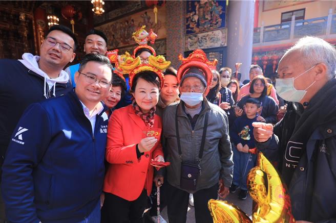 台中市长卢秀燕今天到各庙发红包。（台中市政府提供／李京升台中传真）