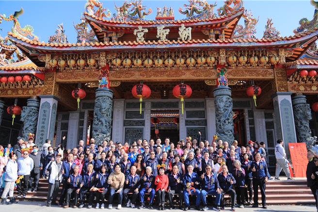 台中市长卢秀燕今天大年初一发红包，首站前往东区南天宫。（台中市政府提供／李京升台中传真）