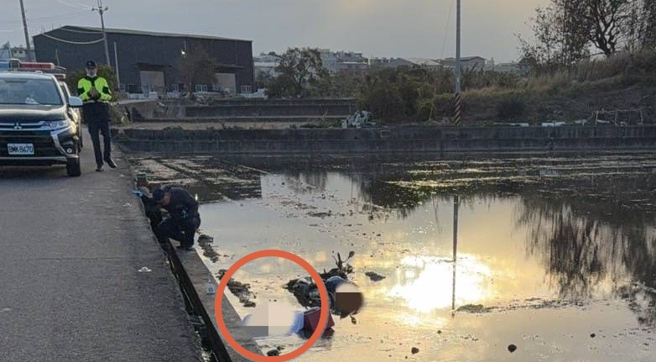 男子連人帶車摔入水田，被發現時已成冰冷遺體。（翻攝畫面）