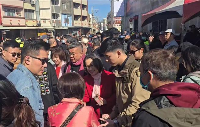 副总统萧美琴等人发放福袋。（民眾提供／李京升台中传真）