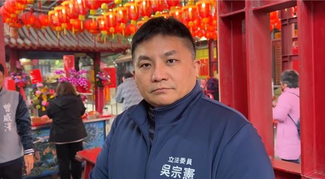 国民党不分区立委吴宗宪29日在国民党籍立委黄琤婷陪同下到宜兰罗东镇中山公园福德庙参拜。（民眾提供／吴佩蓉宜兰传真）