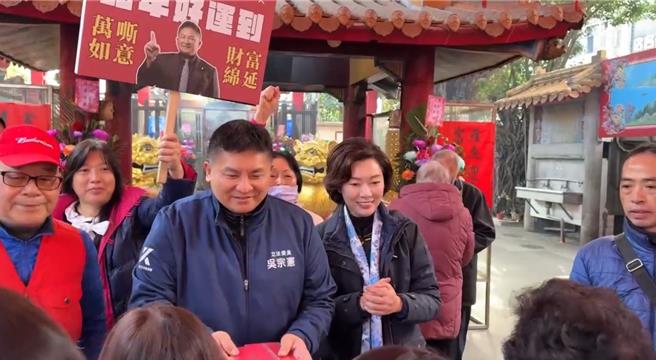 国民党不分区立委吴宗宪29日在国民党籍立委黄琤婷陪同下到宜兰罗东镇中山公园福德庙参拜。（民眾提供／吴佩蓉宜兰传真）