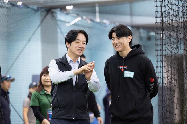 赖清德首先与陈杰宪一起为正在参与闯关游戏的小球员加油，随后与在场的职棒球员交流。（总统府提供／游念育台北传真）