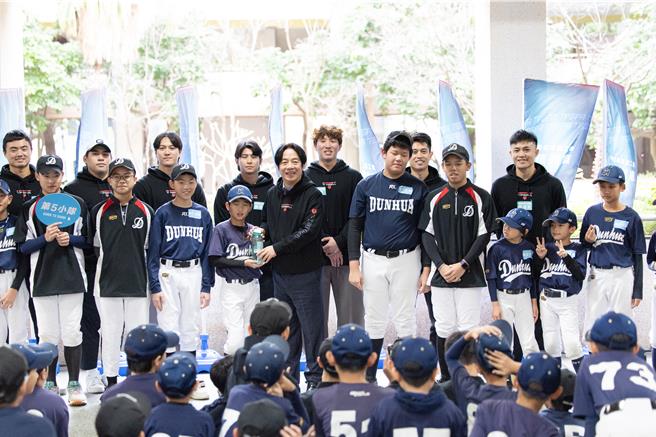 赖清德与现场的小球员互动热络。（总统府提供／游念育台北传真）