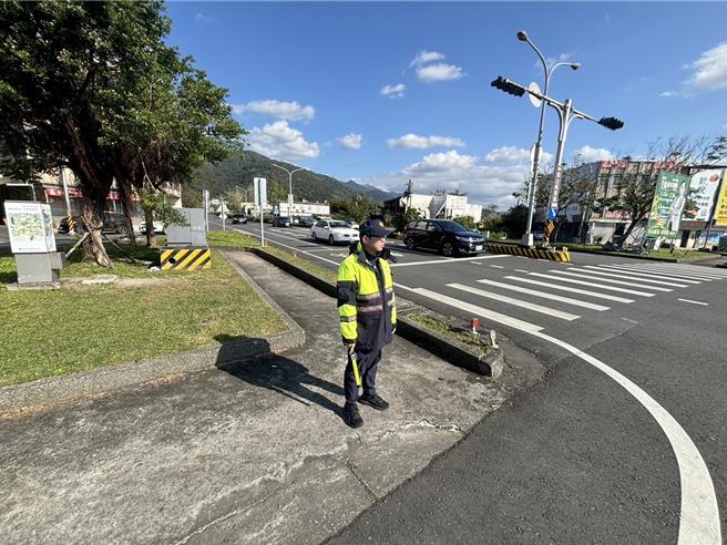 上午10时许由国3南港系统匯入国5车潮涌现，国5南下车潮持续不断。（警方提供／吴佩蓉宜兰传真）