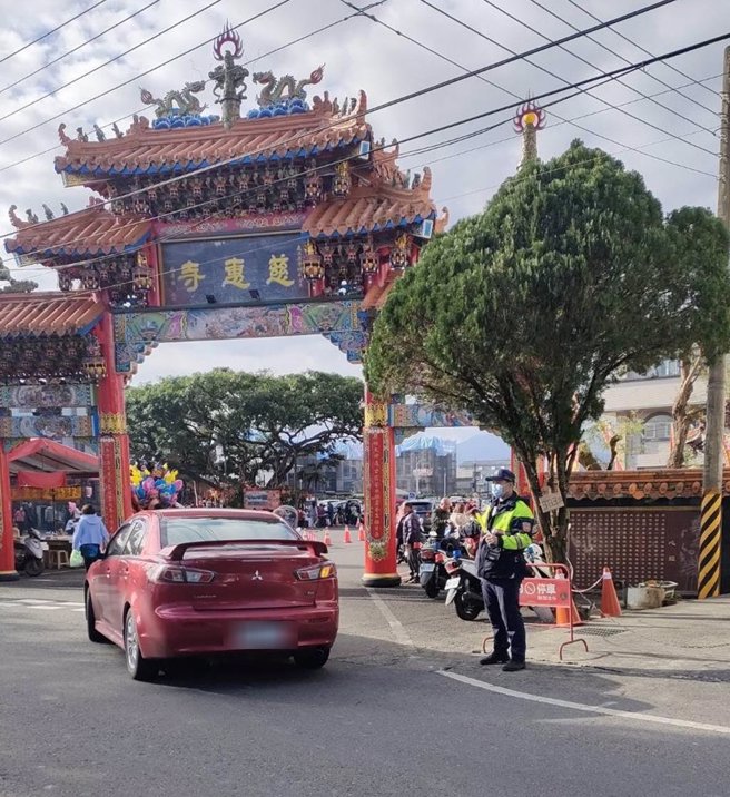 县内各大庙宇如大里天公庙、礁溪协天庙、三清宫、玉尊宫、南方澳南天宫等陆续涌入参拜游客，预估午后县内热门景点将涌现更多人车。（警方提供／吴佩蓉宜兰传真）