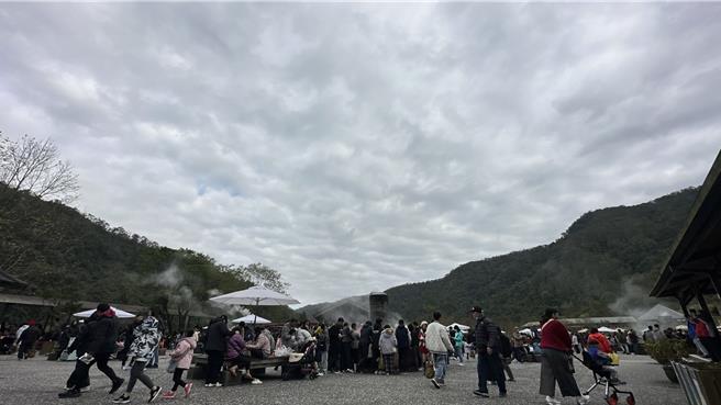 清水地热园区自上午9时起实施总量管制，排队车辆约40台，请各位民眾耐心等候，依序入园。（宜兰县政府提供／吴佩蓉宜兰传真）