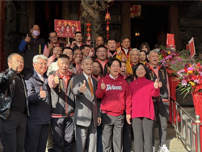 賴清德總統農曆大年初一上午趕赴新北市萬里忠福宮及昭靈宮參拜祈福，有意參選下屆新北市長的熱門人選民進黨秘書長林右昌及立委蘇巧慧陪著總統一起跑行程。（新北市民進黨部提供）