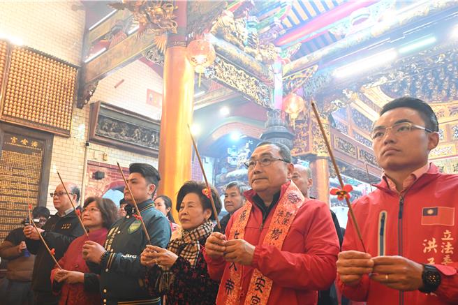 新北市长侯友宜依传统习俗，农历大年初一上午赶赴板桥慈惠宫、接云寺、树林济安宫、镇南宫参拜。（高钧麟摄）