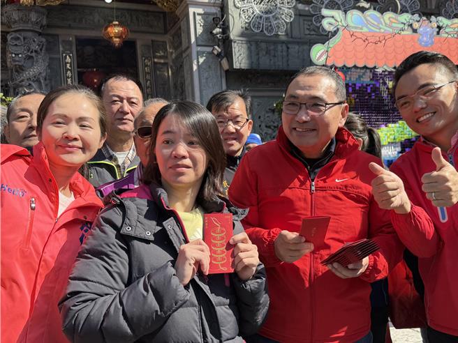侯友宜发放蛇年福袋，向市民朋友送上祝福。（新北市政府提供）