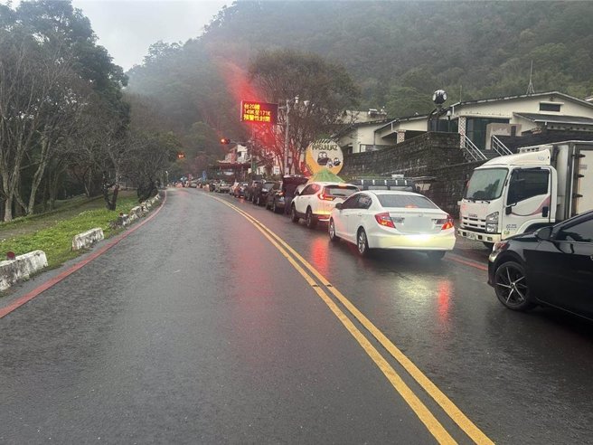 南横公路梅山口至向阳路段，大年初一清晨即吸引满满车潮与游客，梅山口到向阳路段出现车龙。（民眾提供／郭良杰高雄传真）