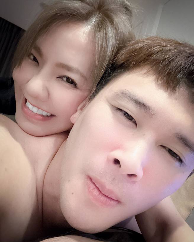 刘雨柔和男友胡凯翔做人成功。（刘雨柔脸书）