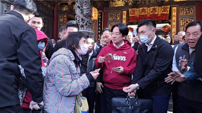 赖清德总统（右三）大年初一下午1时30分，穿一身红帽T恤到天坛发红包，向大家拜年。（程炳璋摄）