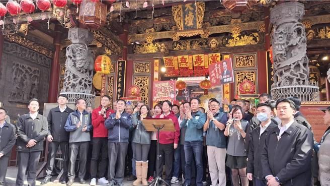 赖清德总统（前排左9）穿着红帽T恤，29日到天坛发红包，台南市立委林俊宪 （左10）与陈亭妃（左8）左右簇拥赖清德拜票争取市民支持。（程炳璋摄）