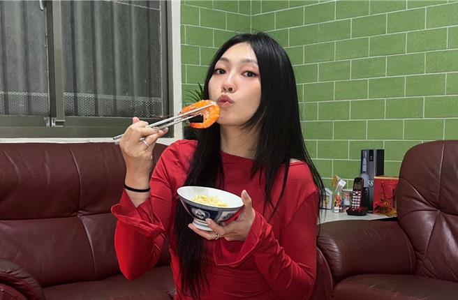 琟娜Verna過年跟家人開心圍爐聚餐。（谷優娛樂提供）