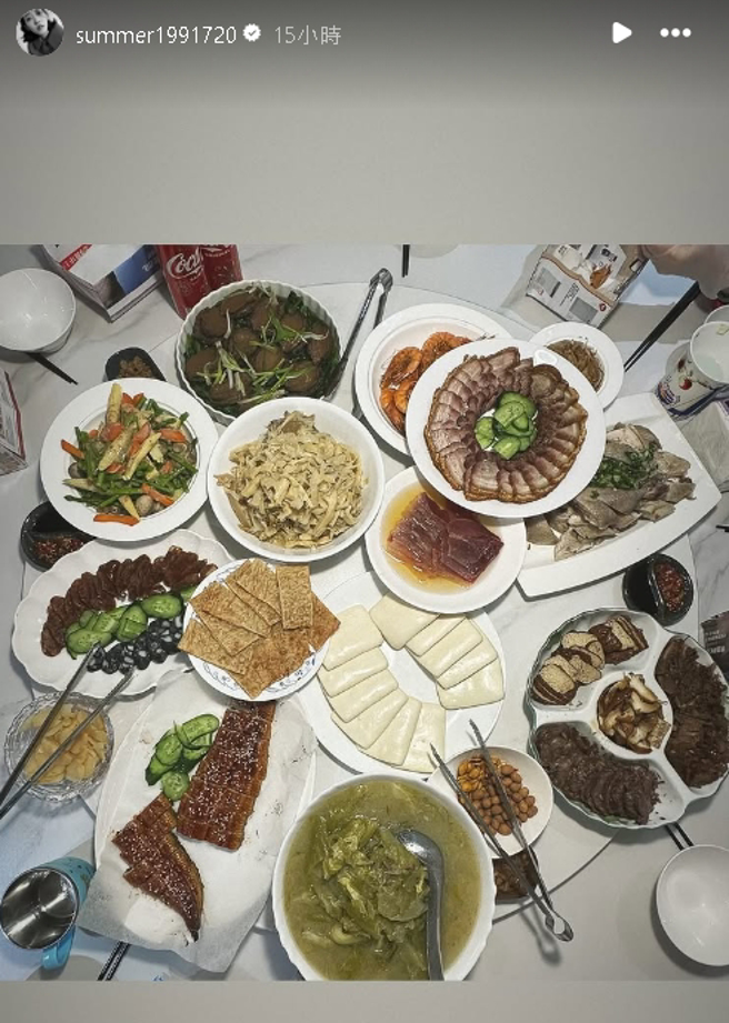 孟耿如晒出除夕丰盛团圆饭，但并未露脸。（图／翻摄IG @summer1991720）