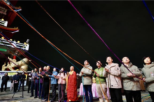 高雄市长陈其迈（右5）除夕夜到元亨寺参加敲钟祈福仪式。（高雄市府提供／郭良杰高雄传真）