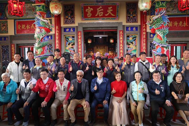 高雄市长陈其迈（中）与多位立委到旗山天后宫参香后，与庙内干部合影。（高雄市府提供／郭良杰高雄传真）