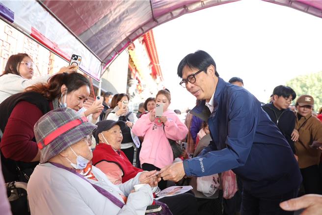 高雄市长陈其迈（右）发送小红包给年长者，祝福平安健康。（高雄市府提供／郭良杰高雄传真）