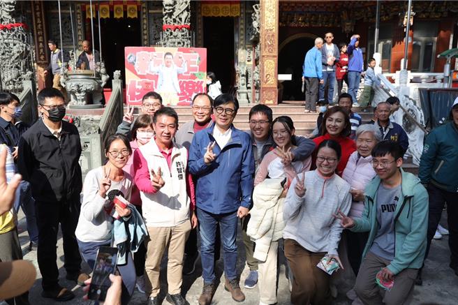 高雄市长陈其迈（中）在发小红包后与热情的市民合影。（高雄市府提供／郭良杰高雄传真）