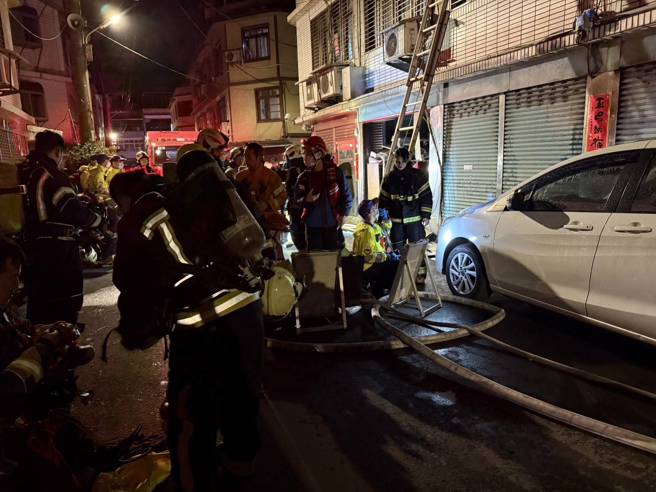 桃園市平鎮區合作街一處住宅發生火警。（翻攝畫面）