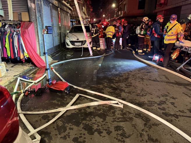 桃園市平鎮區合作街一處住宅發生火警。（翻攝畫面）