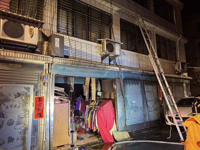 桃園市平鎮區合作街一處住宅發生火警。（翻攝畫面）