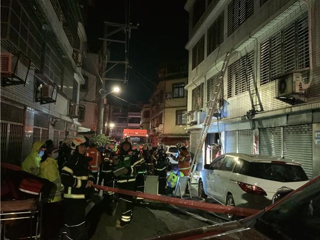 桃园市平镇区合作街一处公寓今晚约10时许发生1起火警，现场原有4个人受困，消防局派员到场后4人已受困。（姜霏摄）