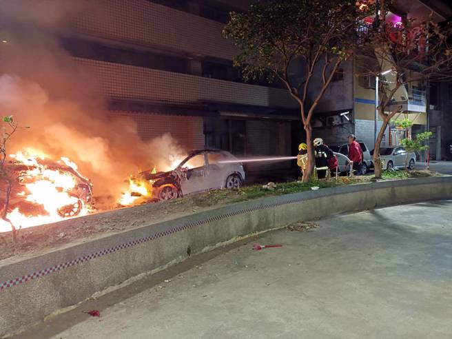 基隆和平島今29日發生一起因玩炮竹引發的火災。（翻攝畫面）