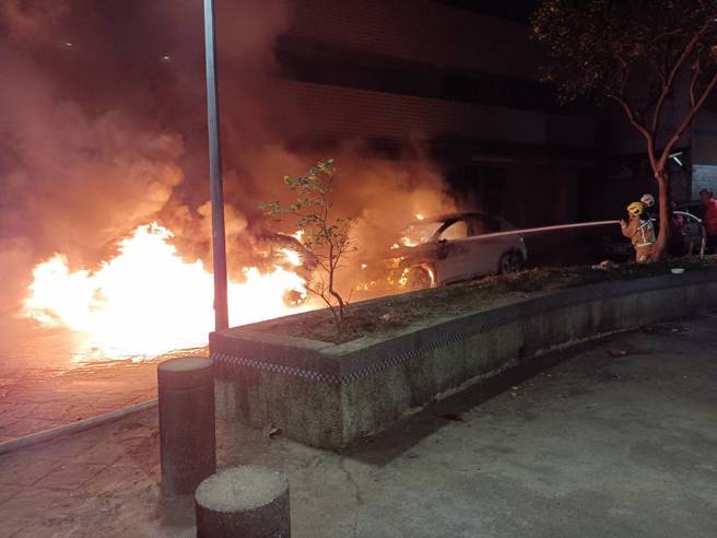 基隆和平島今29日發生一起因玩炮竹引發的火災。（翻攝畫面）