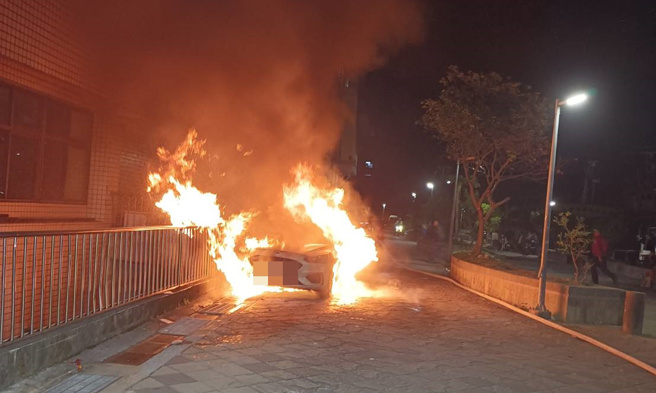 基隆和平島今29日發生一起因玩炮竹引發的火災。（翻攝畫面）