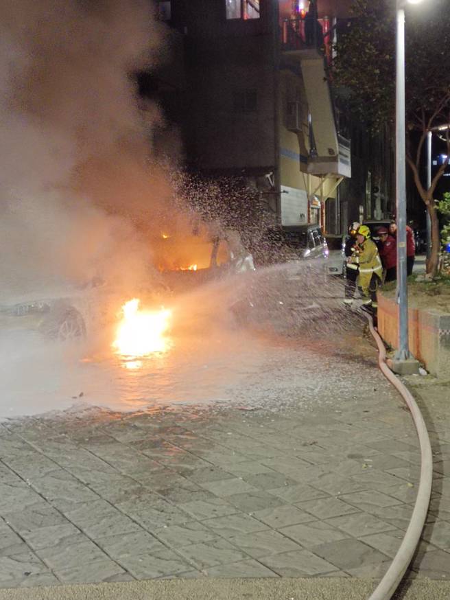 基隆和平島今29日發生一起因玩炮竹引發的火災。（翻攝畫面）