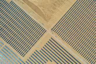 陸在死亡之海建「太陽能長城」 NASA曝2017、2024對比影像 