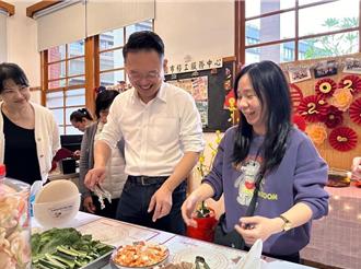年初二陪移工吃團圓飯 桃園副市長挑戰異國料理、發紅包