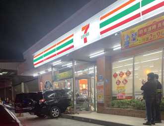 地震来超商要爆炸！妙龄女来回连三撞草屯小7　客人全吓呆