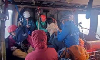南投東郡大山男女登山客失溫求救   空勤吊掛順利救援