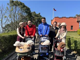 新北宠物走春！侯友宜发小福袋 与毛孩同游淡水红毛城