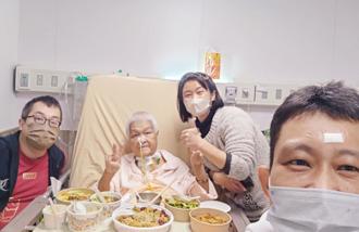 7旬母除夕住院有驚喜 孝順兒女把圍爐宴搬進病房