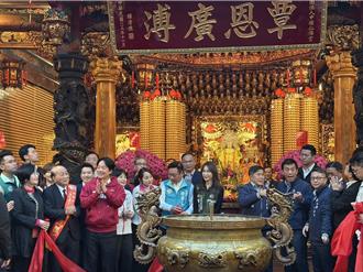 賴清德發福袋，民眾狂拍本尊