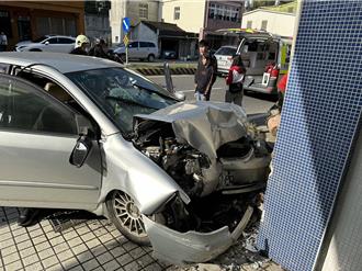 年初二宜蘭轎車撞民宅 車頭全毀！釀2傷1命危